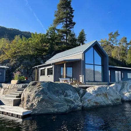 Stunning Holiday By The Waterfront