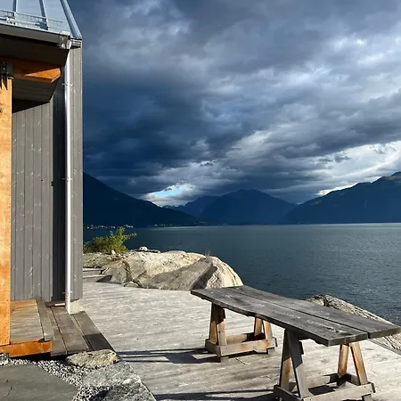 Stunning Holiday By The Waterfront
